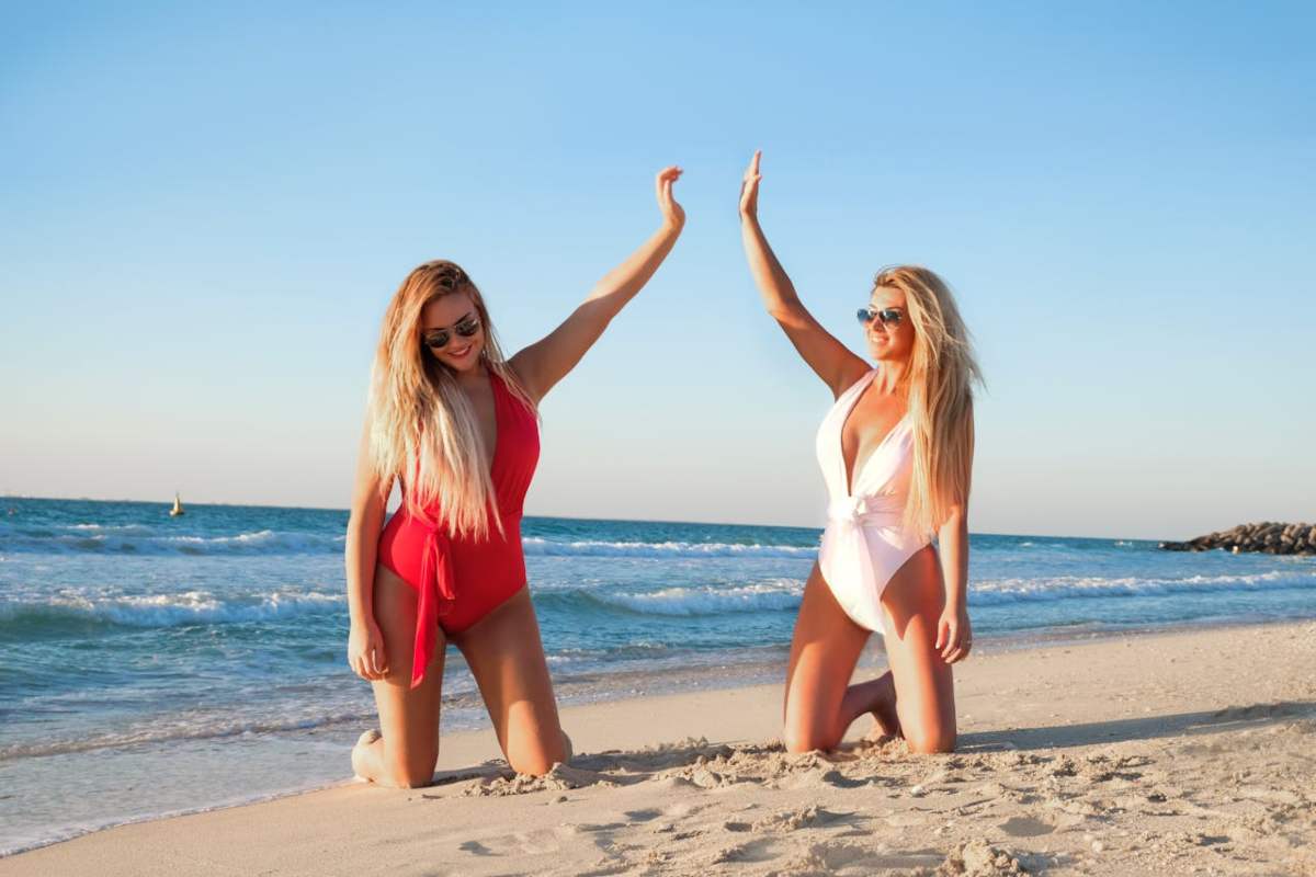 Ragazze in costume intero al mare