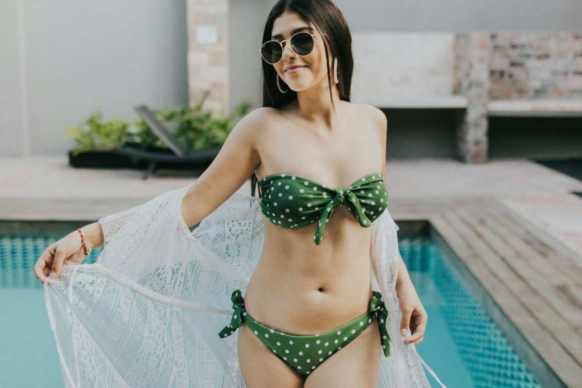 Ragazza in bikini con fianchi larghi