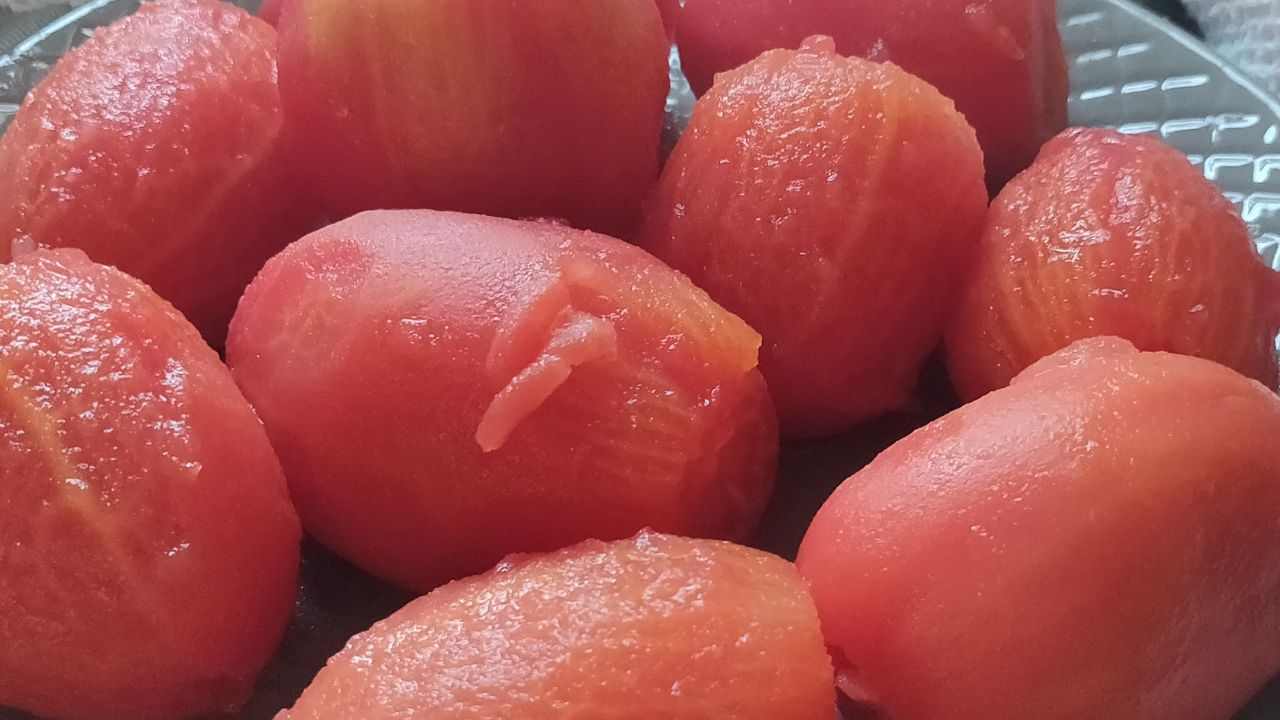 pelare pomodori senza sbollentarli