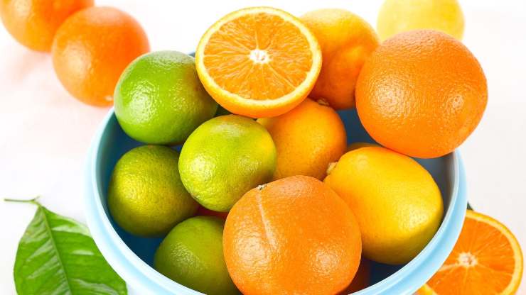 sbucciare arance mandarini