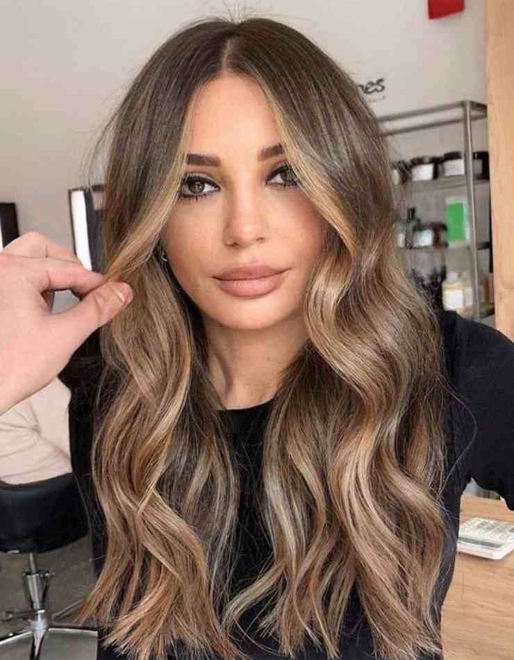 Balayage castano chiaro per capelli bruni 