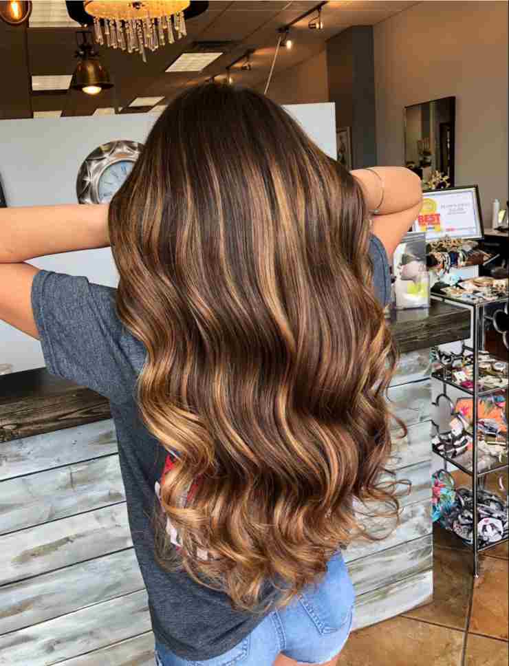 Capelli castano scuro con balayage caramello