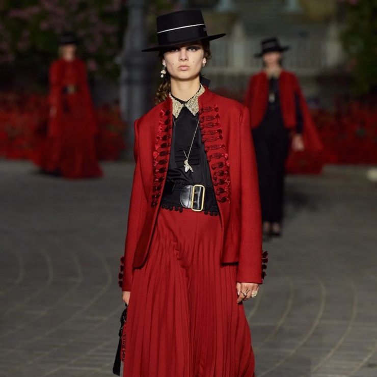 Outfit rosso collezione crociera Dior 11-12-22.