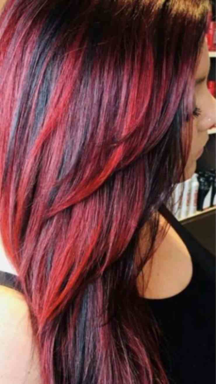 Riflessi rossi su capelli neri