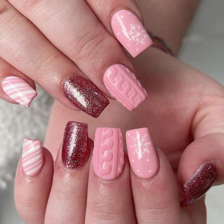 Ongles effet pull rose d'hiver