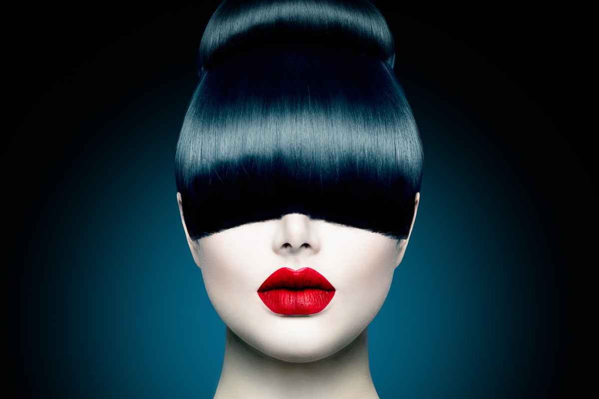 viso di donna con frangetta maxi per nascondere il naso lungo, uno dei tagli di capelli di tendenza