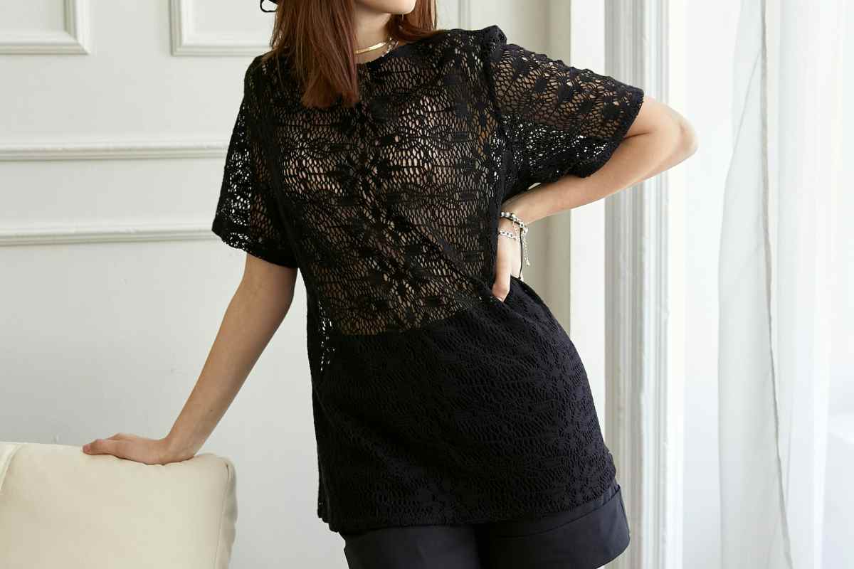 donna indossa una maglietta traforata e short neri, esempio di come vestirsi in agriturismo