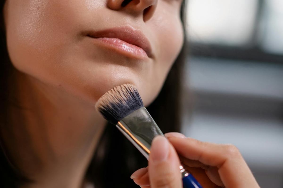 Donna che trucca il mento