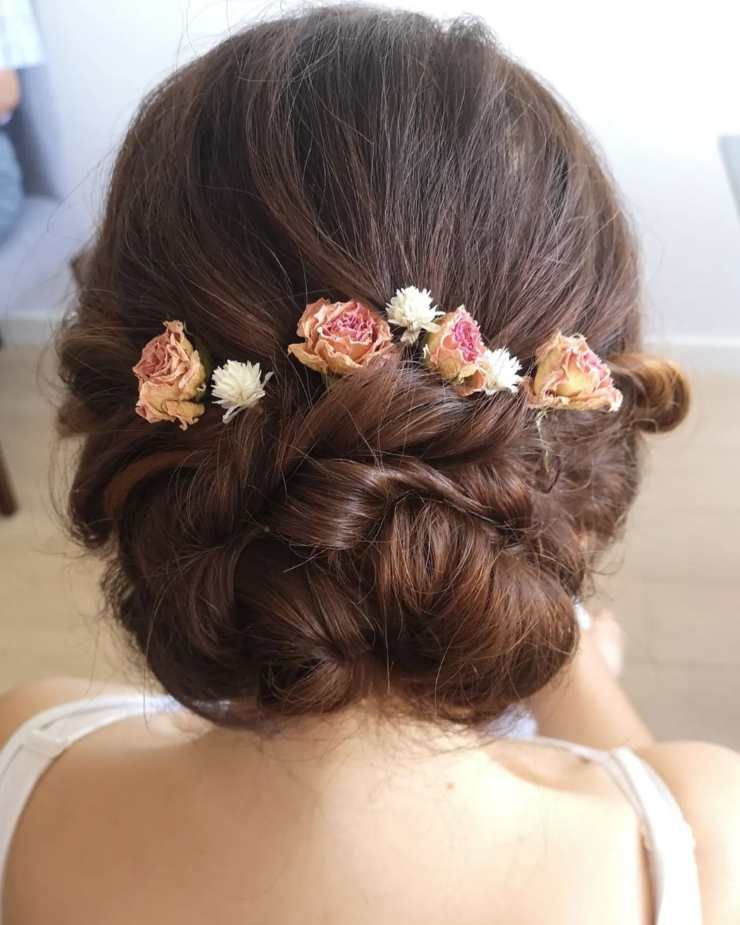 acconciatura sposa fiori 