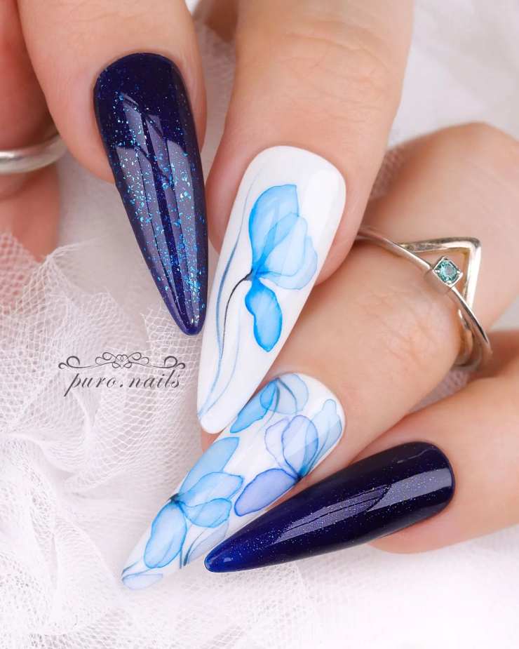 ongles à fleurs bleues