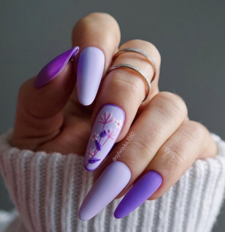 ongles à fleurs lilas