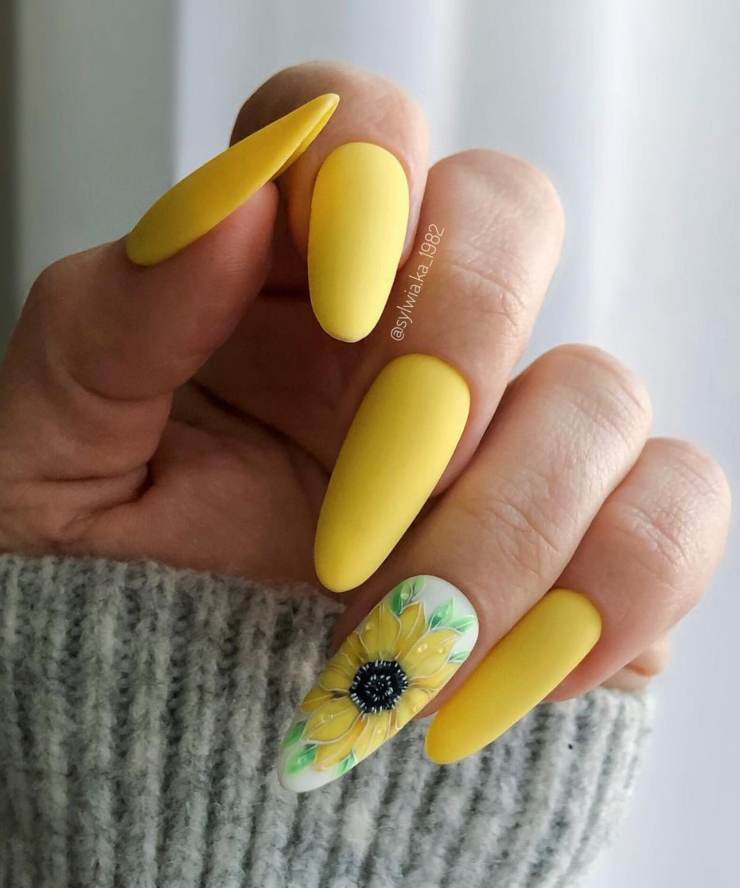 unghie giallo 