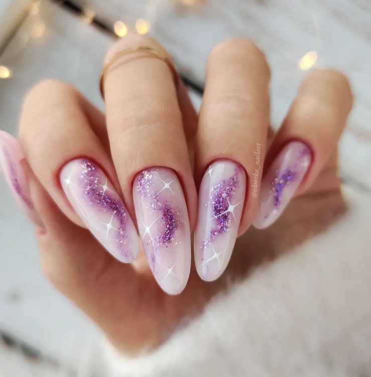 ongles lilas à paillettes