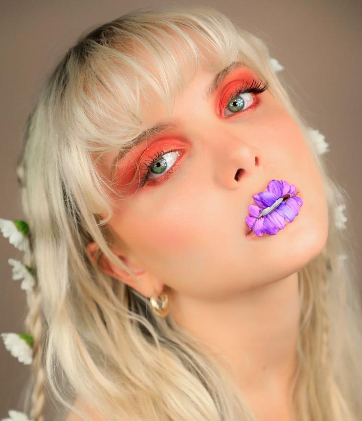 maquillage rouge à lèvres fleurs 