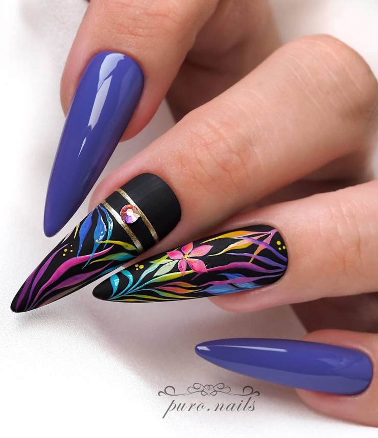 ongles multicolores noirs à motifs floraux