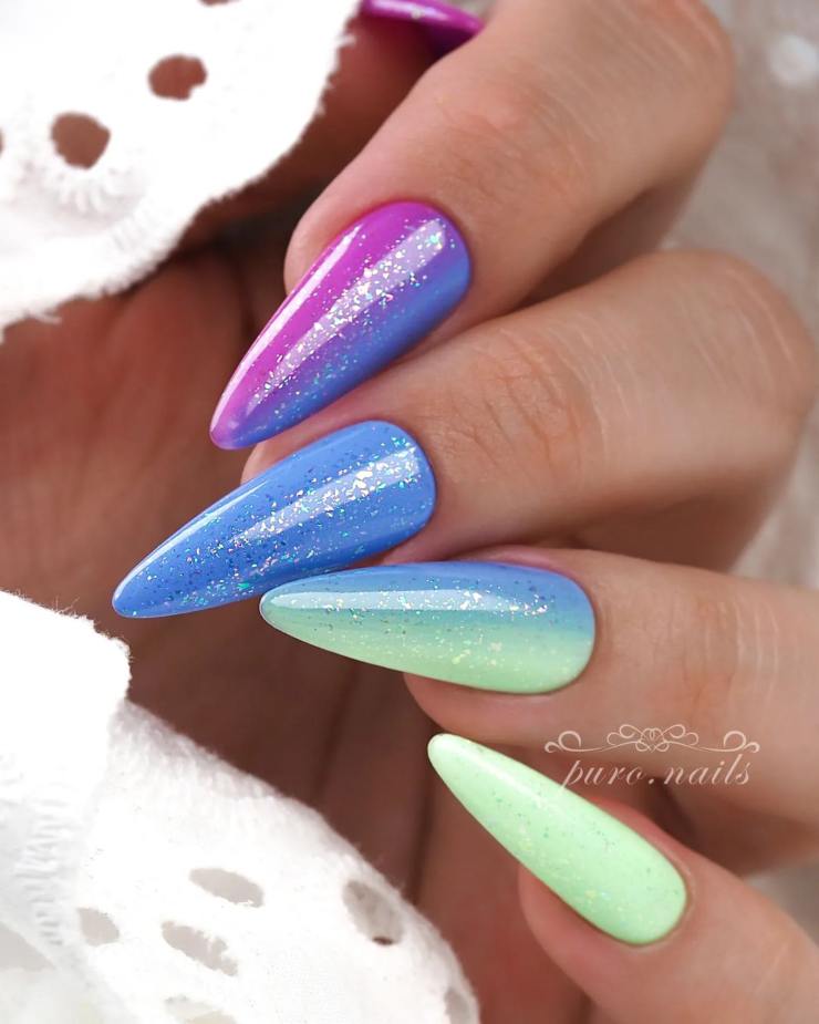 ongles pailletés multicolores 