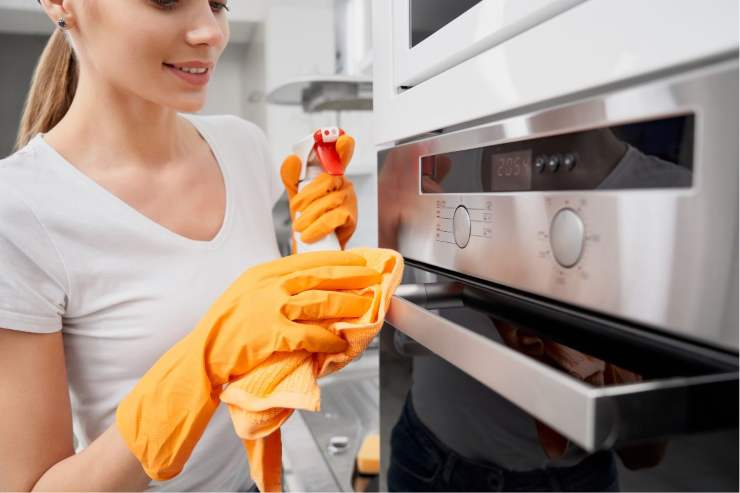 pulizia forno con prodotti economici