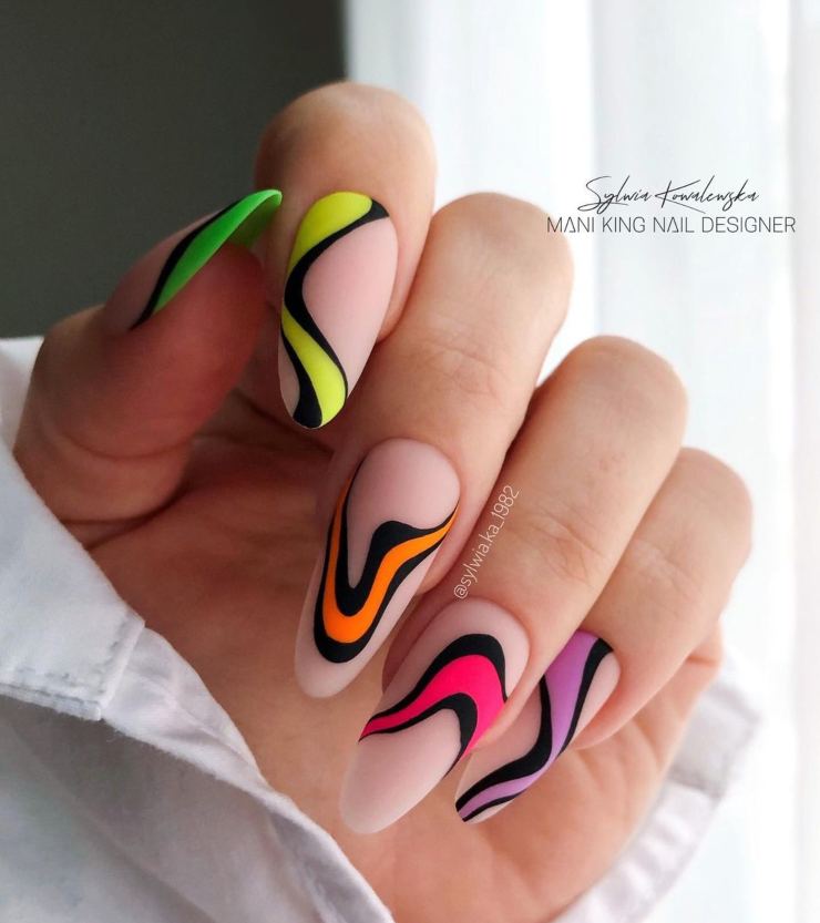 unghie color block nail art linee astratte 