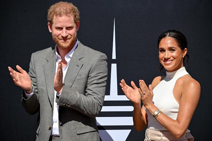 Harry e Meghan applaudono