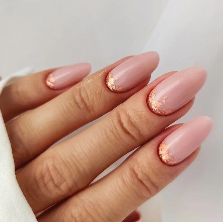 ongles été nail art feuille d'or nude 