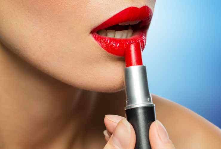 Comment appliquer un rouge à lèvres rouge sans bavure ?