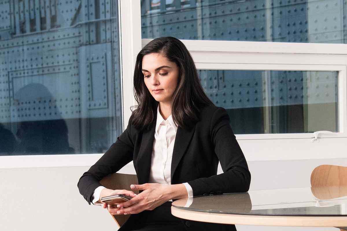 Donna con blazer nero e camicia bianca