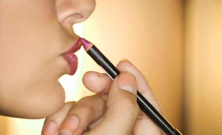 comment maquiller les lèvres pour un maquillage des années 80