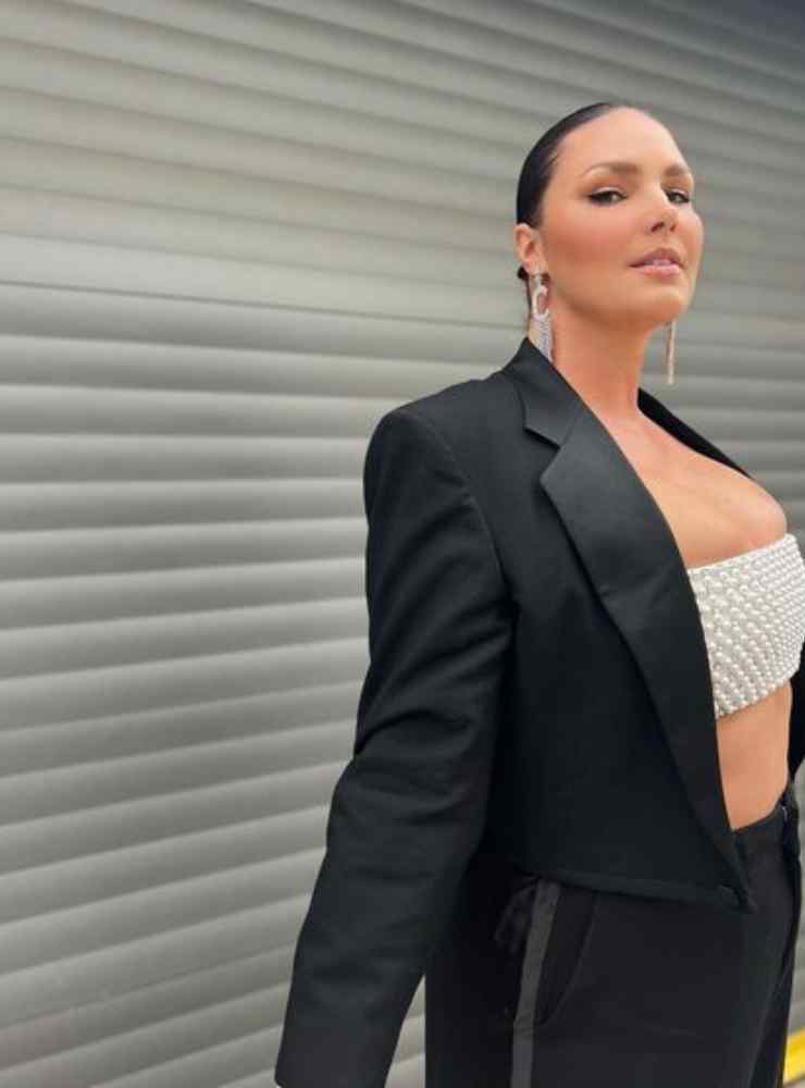 Candice Huffine in posa con giacca nera e top