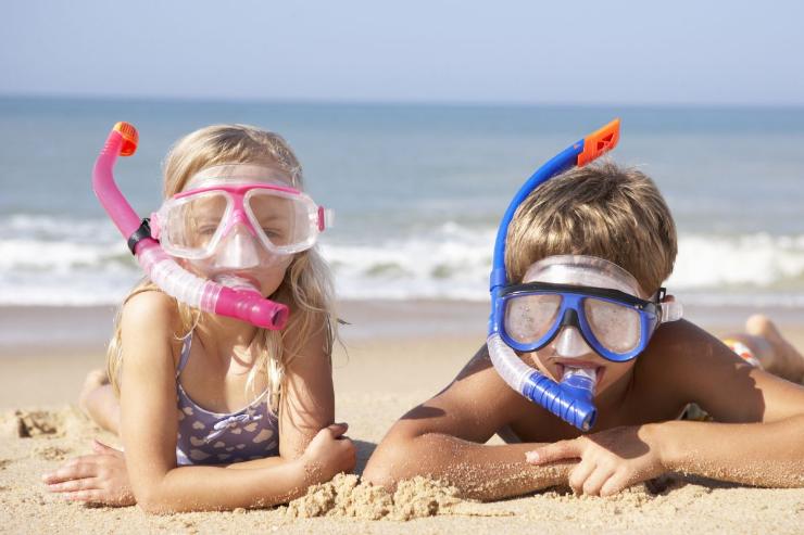 bambini con maschera in spiaggia