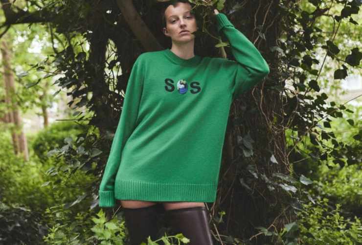 Modella Stella McCartney  con maglione SOS
