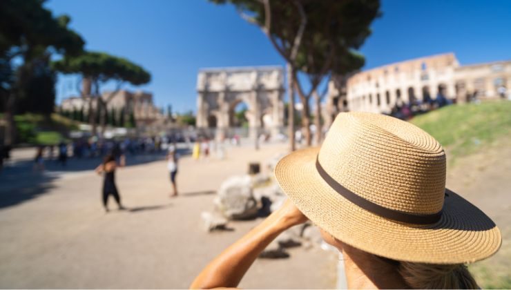 Donna con il cappello che guarda Roma