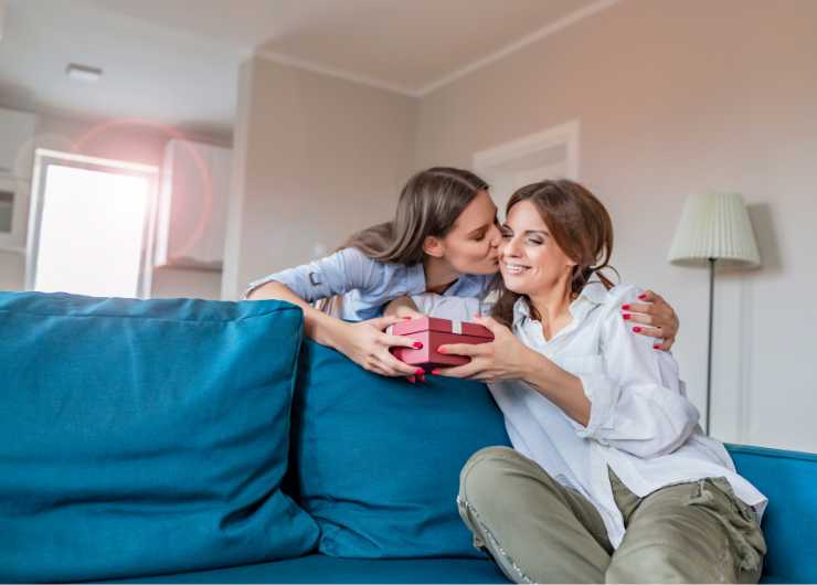 Figlia che consegna un regalo alla mamma