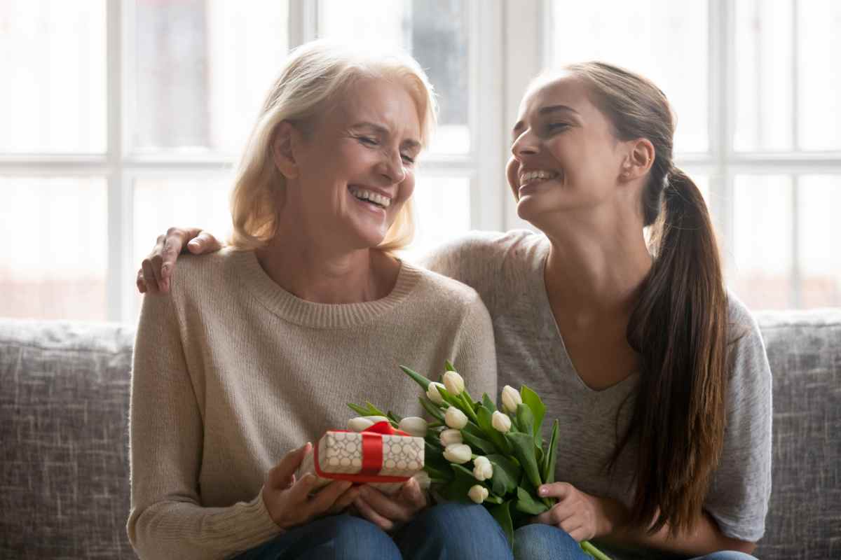 mamma e figlia che si abbracciano con un regalo