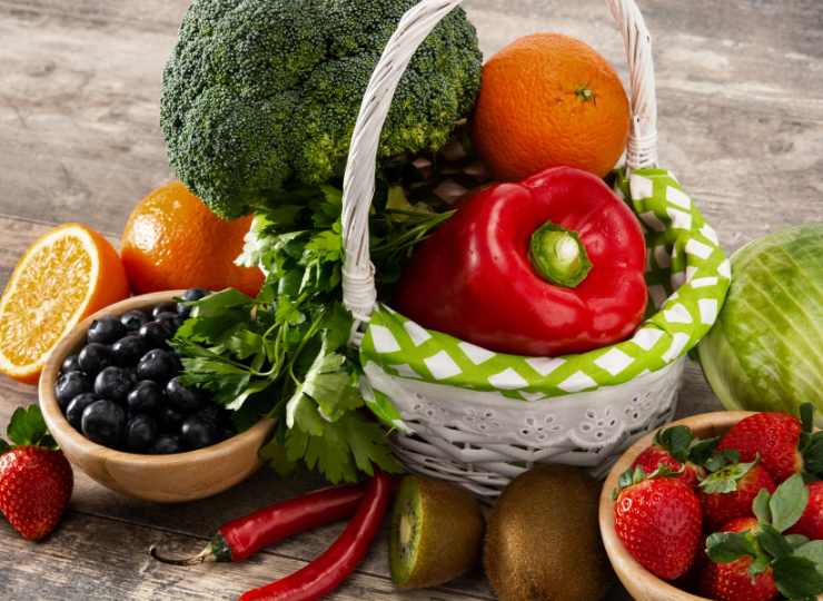 Frutta e verdura in cestini
