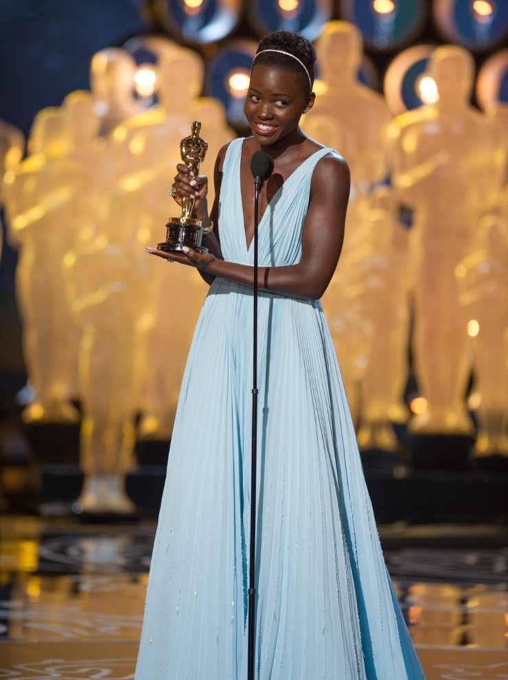 Lupita Nyongo con la statuetta dell'oscar 