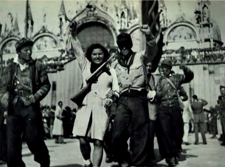 donne e uomini in piazza per festeggiare la liberazione