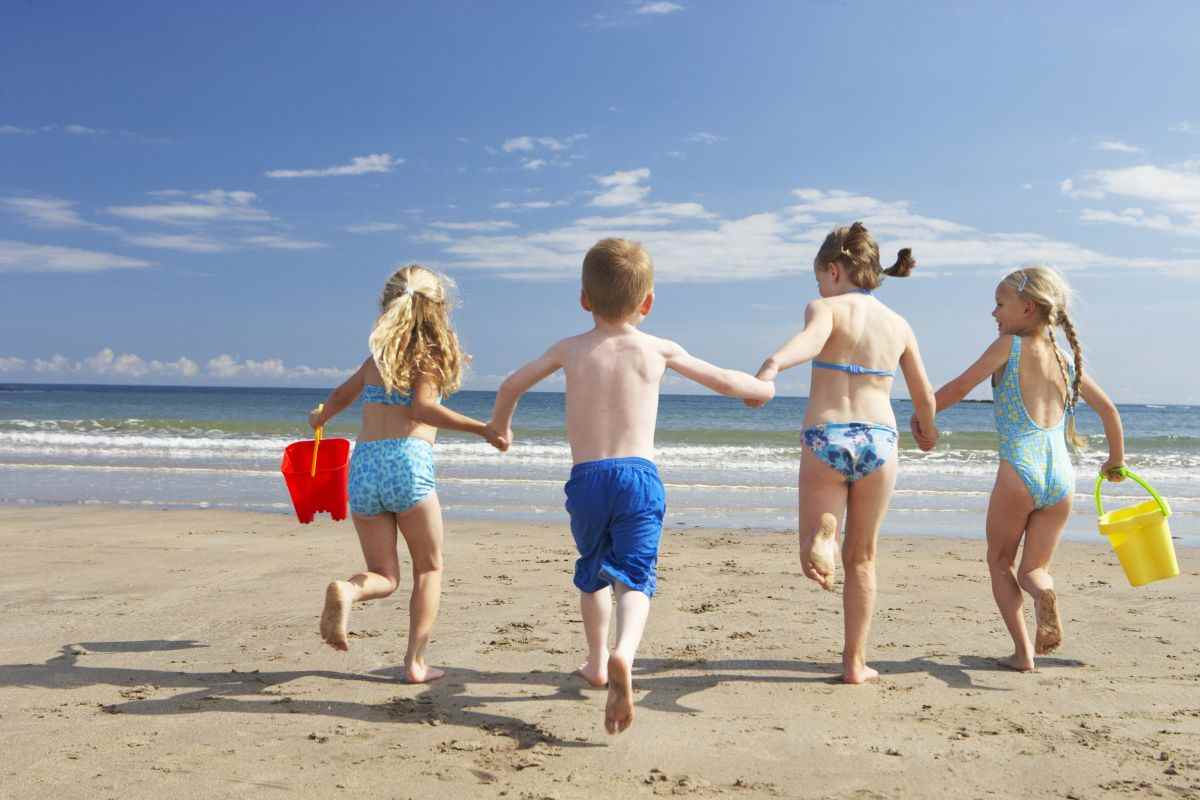 Bambini al mare in spiaggia