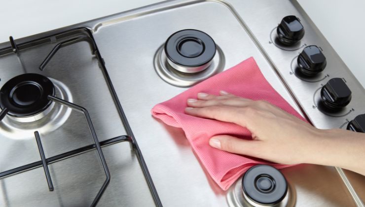 Il segreto per pulire i fornelli senza fatica