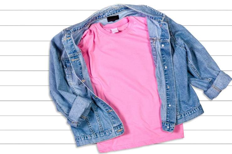 maglietta rosa giacca di jeans insieme