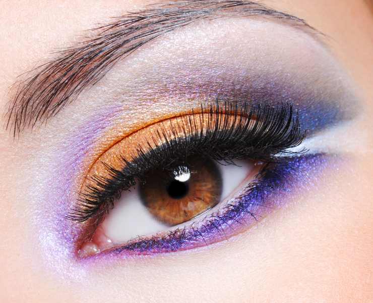 Occhio marrone con trucco viola