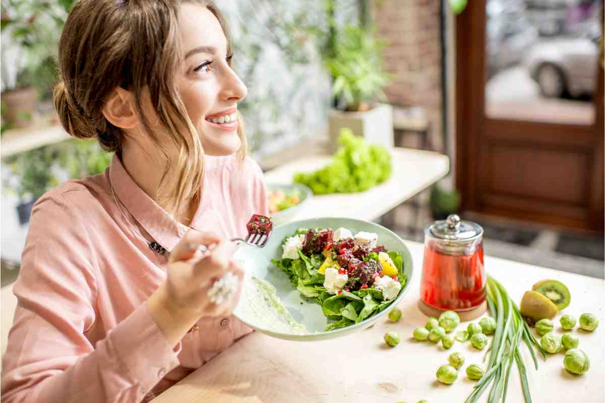 donna che mangia verdure