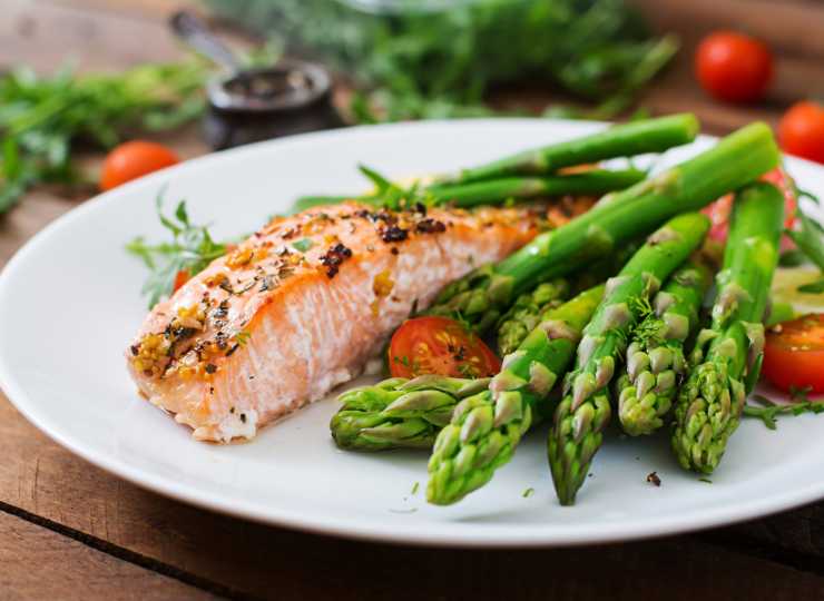 piatto asparagi e salmone