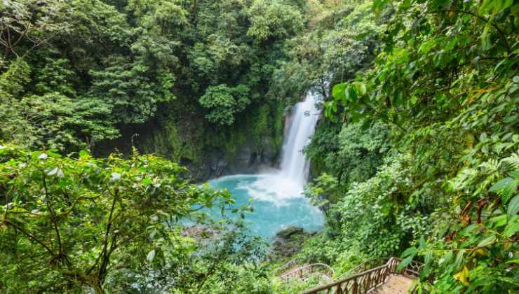 Cascata con passaggio in legno