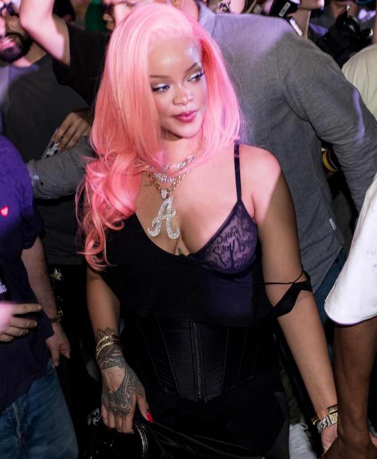 Rihanna con capelli rosa e slip dress nero