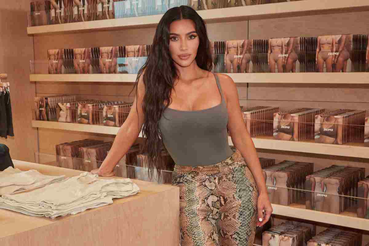 Kim kardashian con capi del suo brand Skims