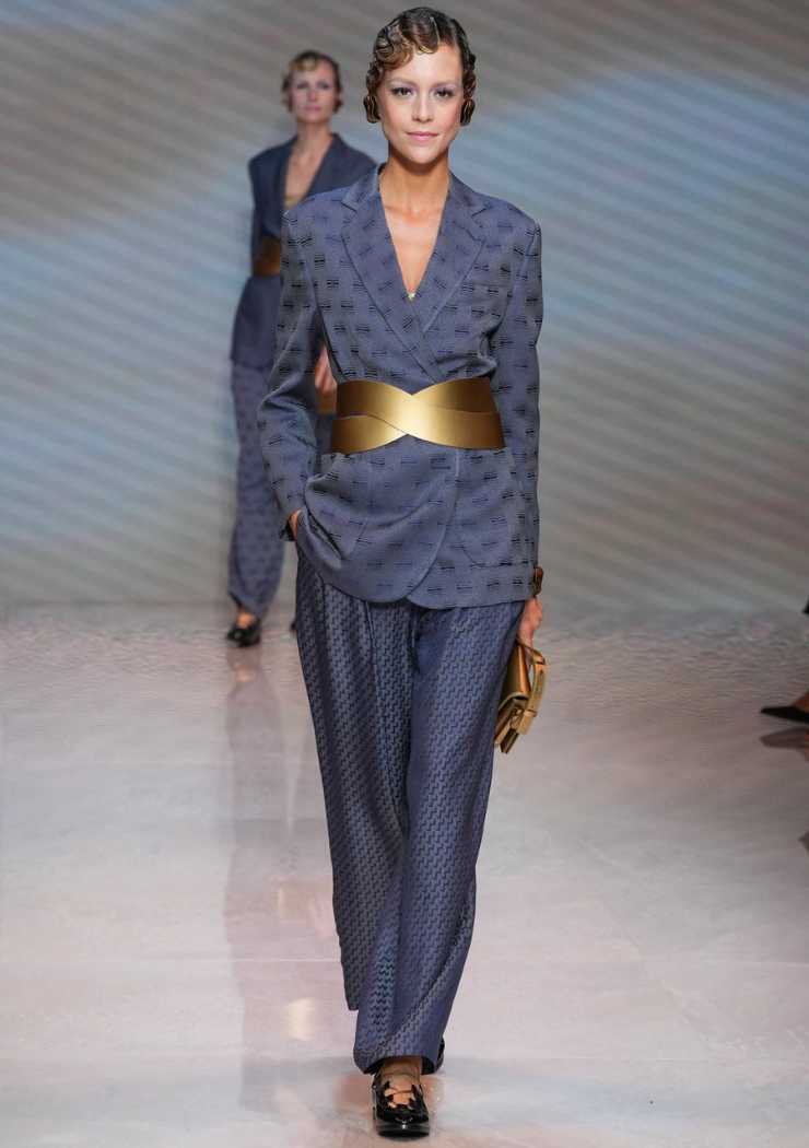 modella Armani con ballerine e completo pantalone blu