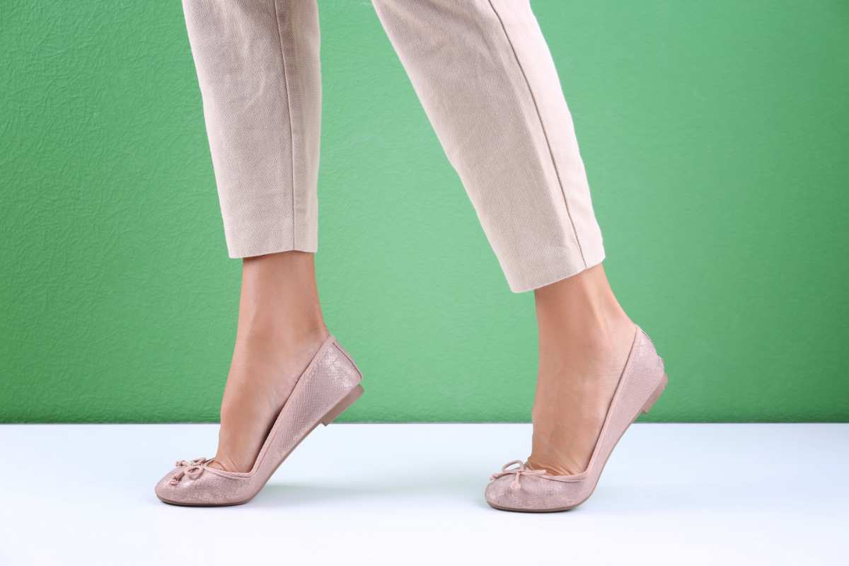 gambe donna che indossa pantaloni e ballerine