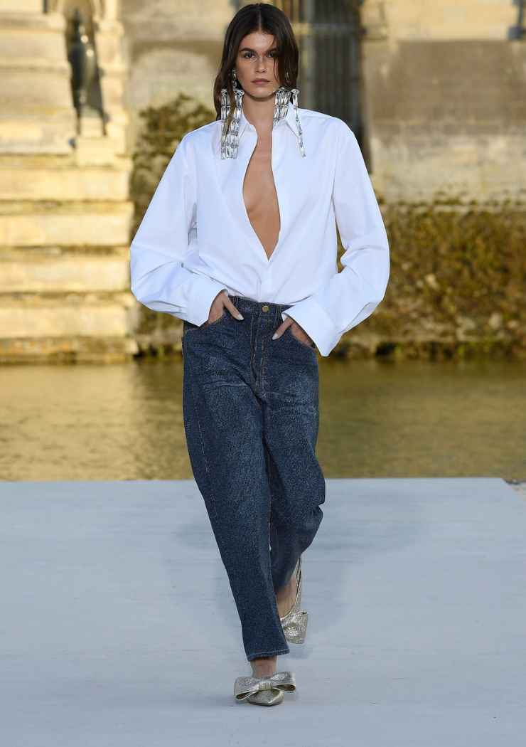 Kaia Gerber in jeans e camicia bianca
