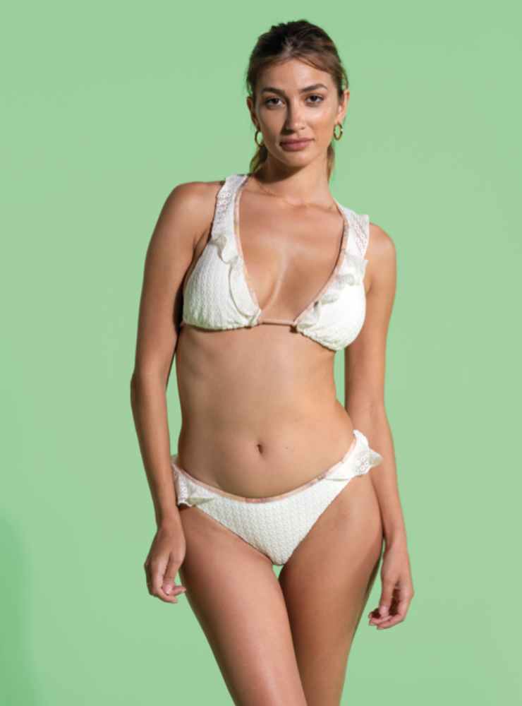 modella in bikini crochet bianco