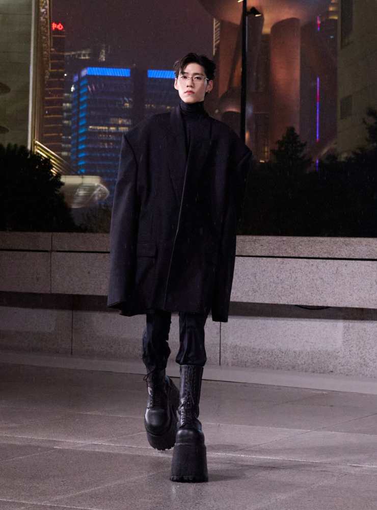modello balenciaga sfilata resort 2025